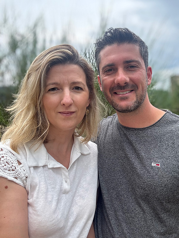 Éleveur tenant une poule en plein air chez L’Œuf du Vieux Pressoir, producteur d’œufs en Normandie.